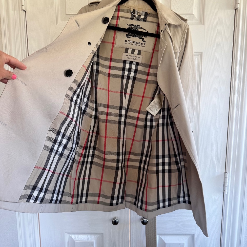 Burberry Kensington Trench Coat - US 4 - Classic & Timeless